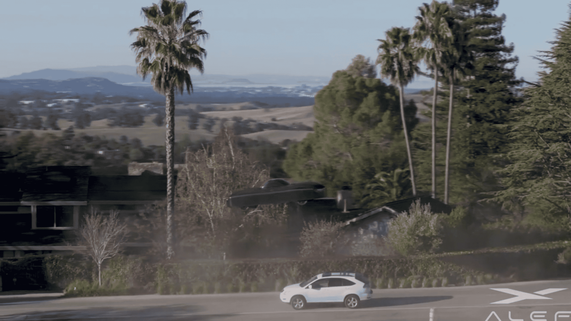 Carro em uma estrada, com o carro voador acima