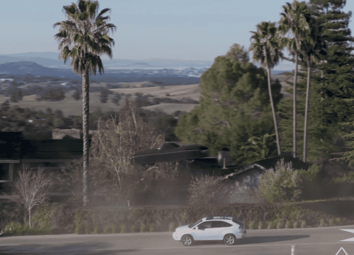 Carro em uma estrada, com o carro voador acima