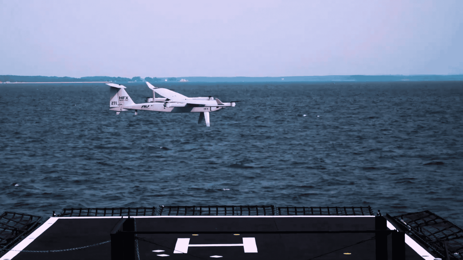 Drone voando sobre o mar aberto
