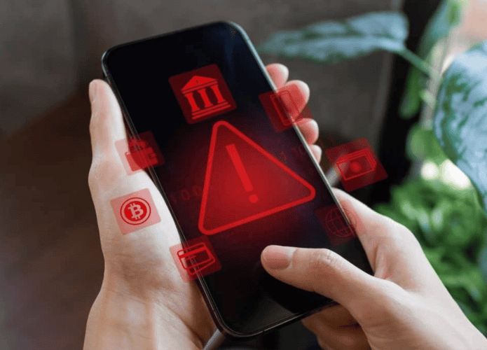 Pessoa utilizando celular com malware