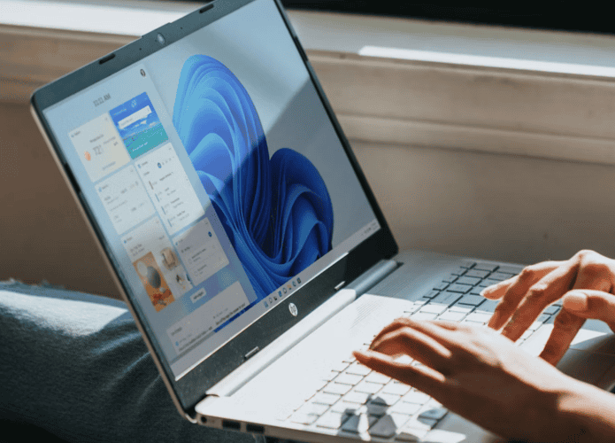 Pessoa usando notebook com Windows
