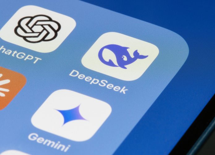 Ícones do ChatGPT, DeepSeek e Gemini em pasta na página inicial de um iPhone