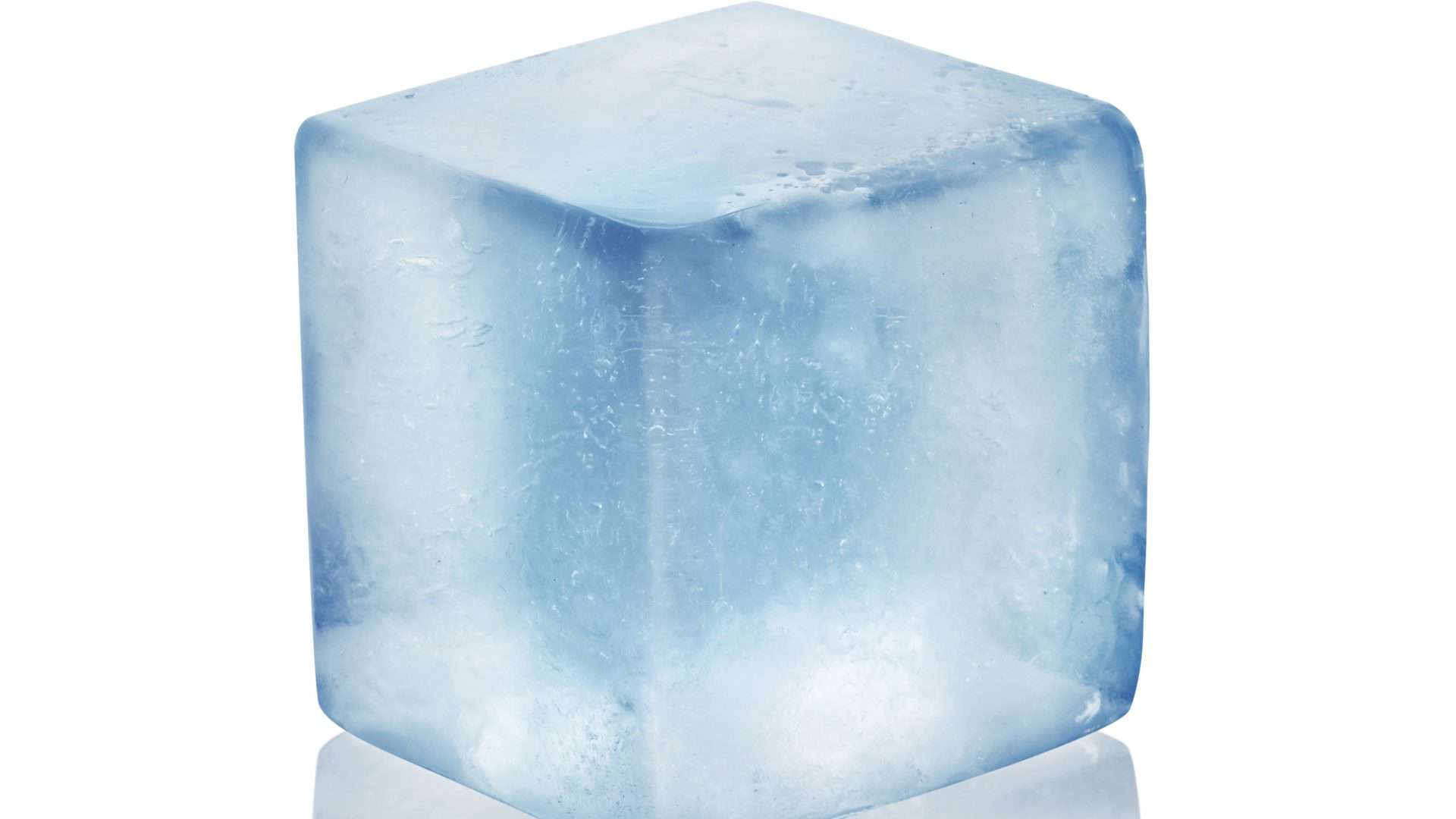 Cubo de gelo em fundo branco