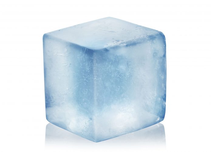 Cubo de gelo em fundo branco