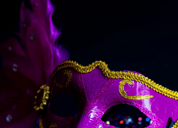 Máscara de carnaval de cor rosa e detalhes em amarelo