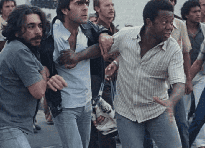 Homens em um protesto