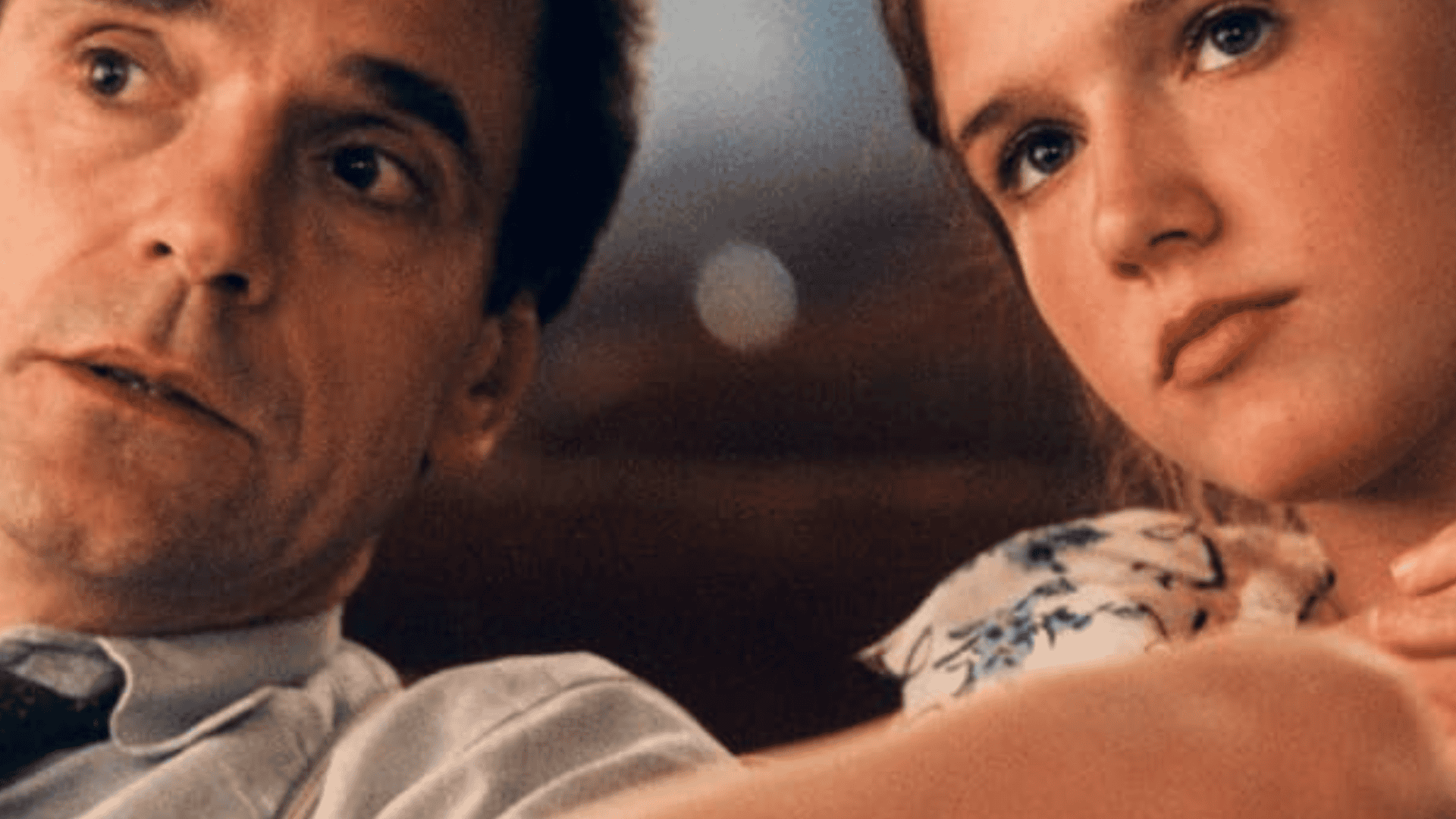Um homem e uma menina olhando para frente