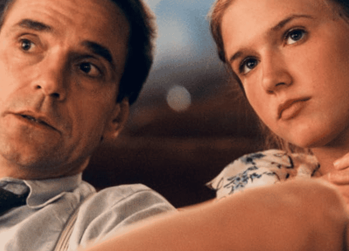 Um homem e uma menina olhando para frente