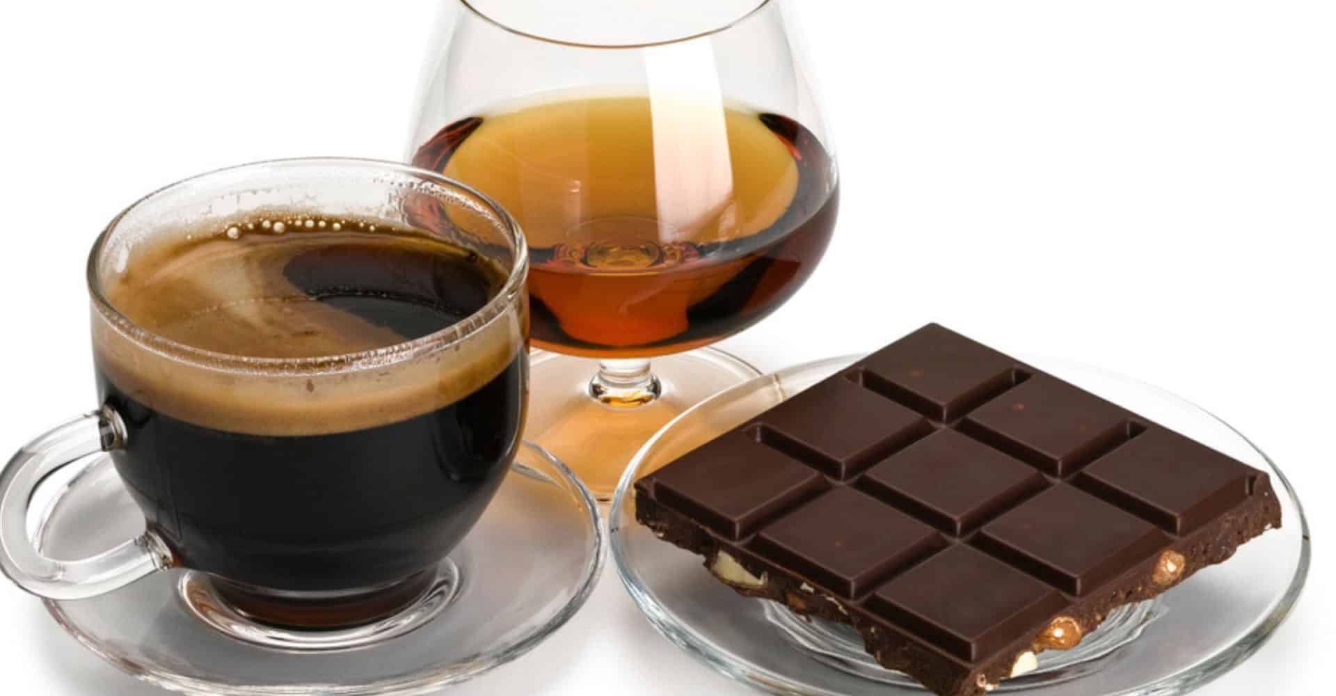 Imagem mostra café, chocolate, e vinho.