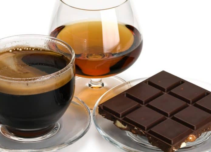 Imagem mostra café, chocolate, e vinho.