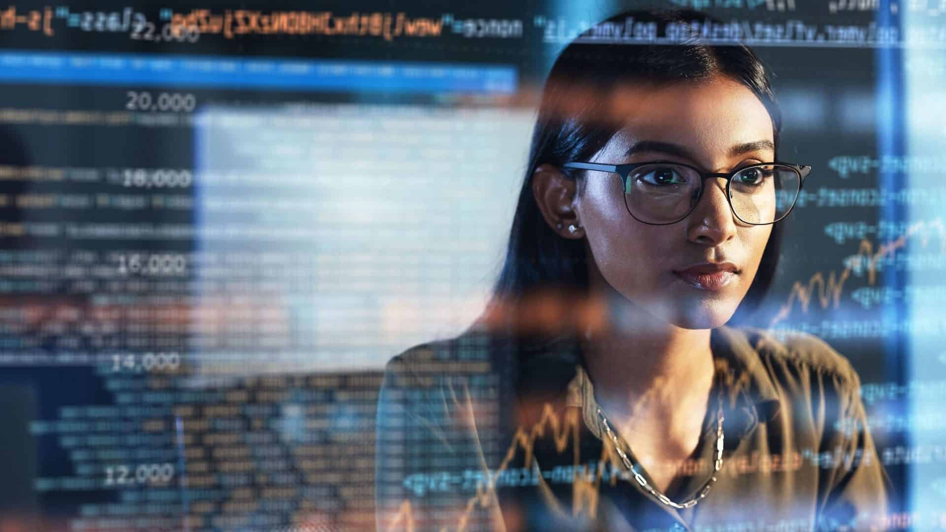 Software, holograma de codificação e mulher em análise de dados, tecnologia da informação e sobreposição de GDPR. Programador ou profissional de TI de óculos lendo script, programação e pesquisa em cibersegurança no computador.
