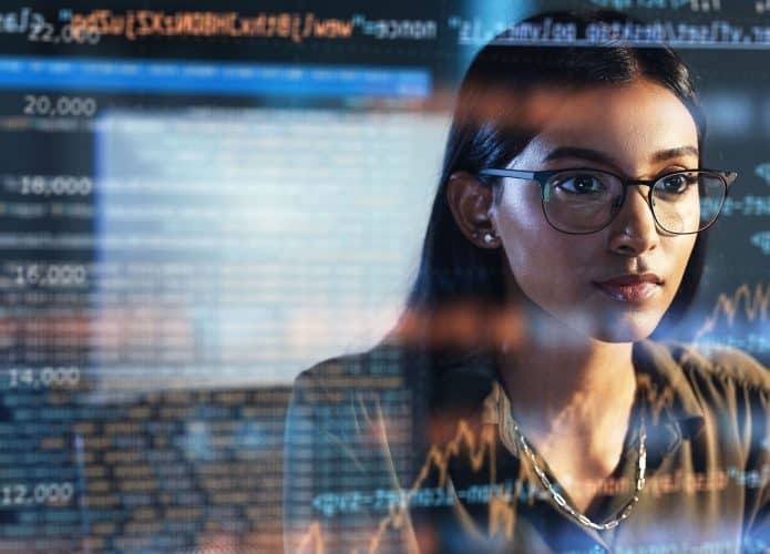 Software, holograma de codificação e mulher em análise de dados, tecnologia da informação e sobreposição de GDPR. Programador ou profissional de TI de óculos lendo script, programação e pesquisa em cibersegurança no computador.