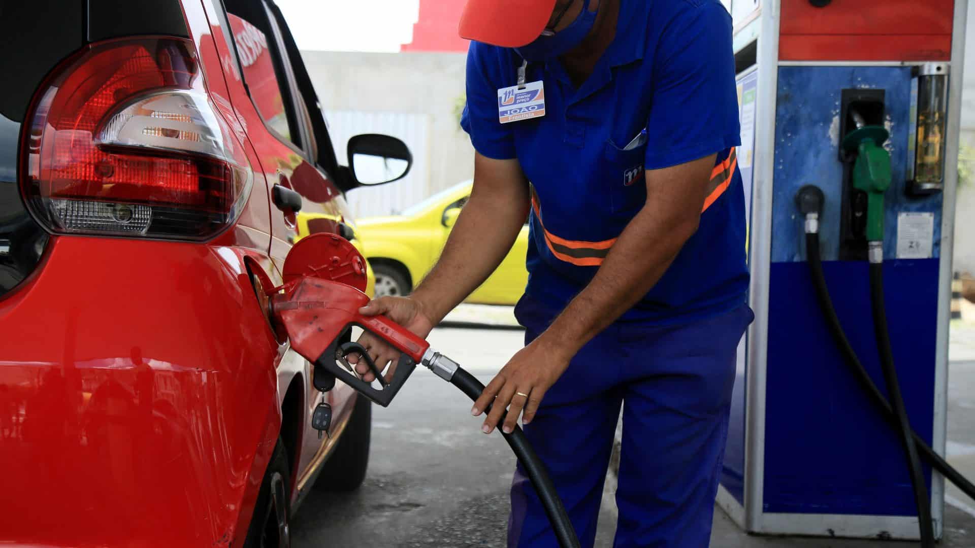 um frentista é visto durante o abastecimento de um veículo em um posto de gasolina pertencente à rede Menor Preço na cidade de Salvador.