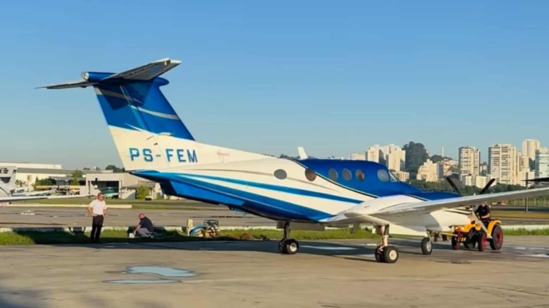 Avião taxeando no aeroporto Campo de Marte pouco antes de cair em avenida em São Paulo