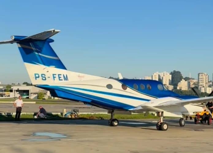 Avião taxeando no aeroporto Campo de Marte pouco antes de cair em avenida em São Paulo