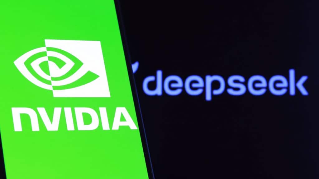 Celular com logomarca da Nvidia na tela na frente de monitor exibindo logomarca da DeepSeek