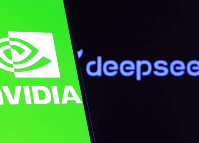 Celular com logomarca da Nvidia na tela na frente de monitor exibindo logomarca da DeepSeek