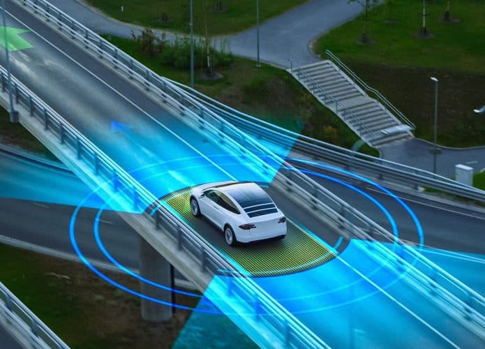 Ilustração de carro rodeado por áreas de varredura de sensores de piloto automático