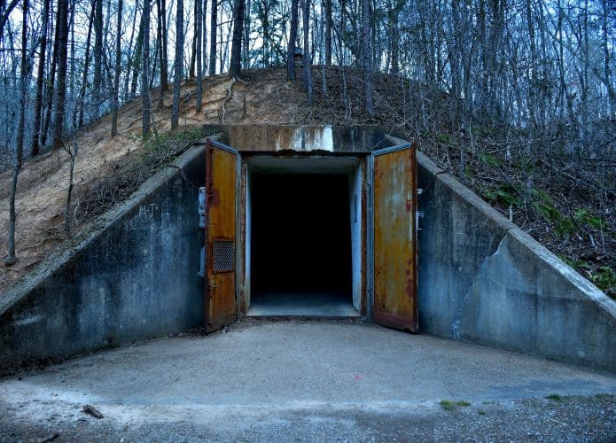 Entrada de bunker na floresta