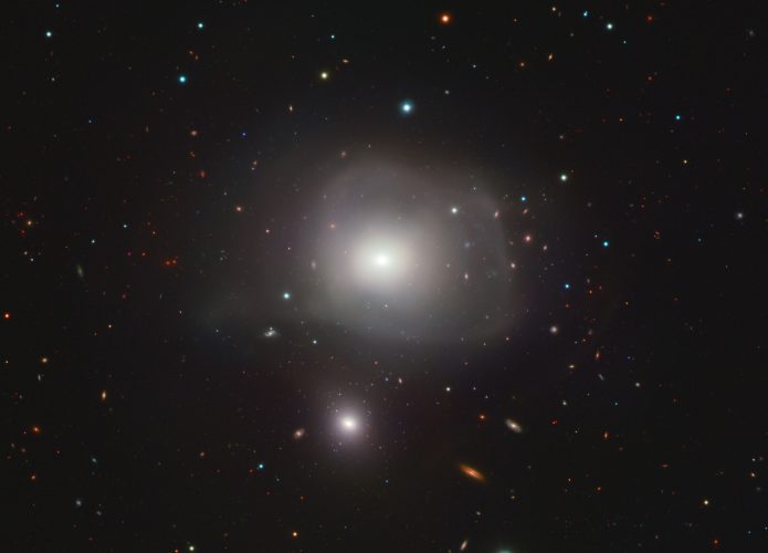 Galáxia predadora cósmica NGC 3640, foto tirada pelo ESO