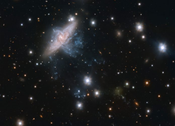 Imagem das galáxias NGC3314 e UDG32 captada pelo telescópio VST