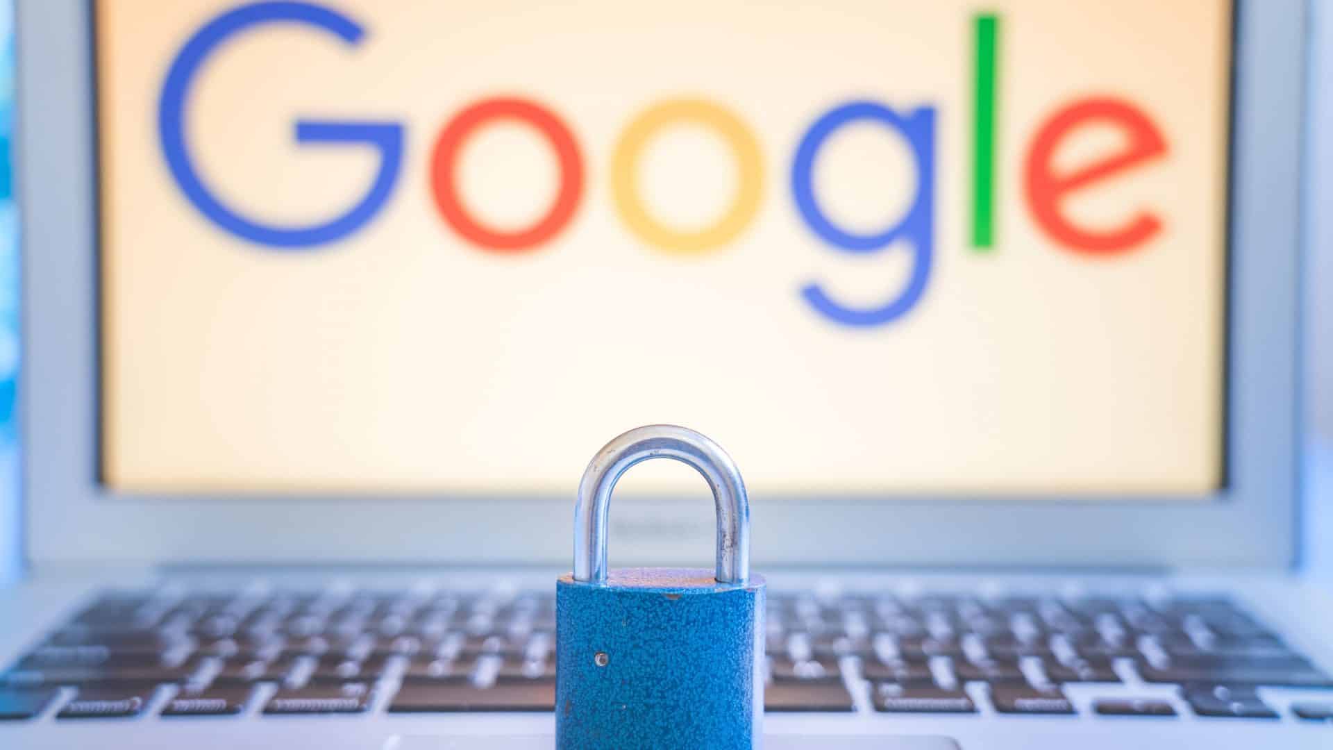Computador com o Google aberto e um cadeado