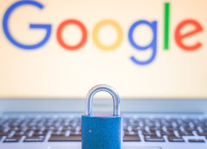 Computador com o Google aberto e um cadeado