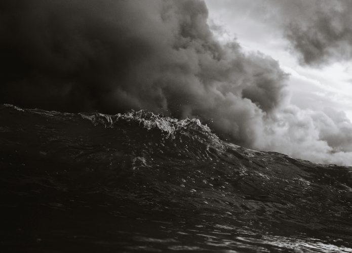 Mar agitado e nuvens de tempestade