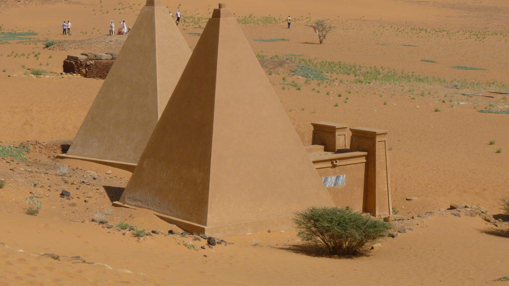 Pirâmides de Meroé, no Sudão, construídas pelo antigo Reino de Cuxe. Elas possuem um formato mais estreito e inclinado do que as pirâmides egípcias, destacando-se pela arquitetura única no meio do deserto.