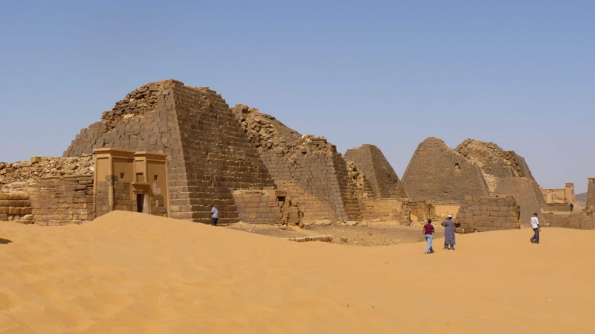 Pirâmides de Meroé, no Sudão, construídas pelo antigo Reino de Cuxe. Elas possuem um formato mais estreito e inclinado do que as pirâmides egípcias, destacando-se pela arquitetura única no meio do deserto.