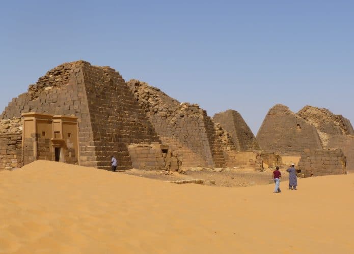Pirâmides de Meroé, no Sudão, construídas pelo antigo Reino de Cuxe. Elas possuem um formato mais estreito e inclinado do que as pirâmides egípcias, destacando-se pela arquitetura única no meio do deserto.