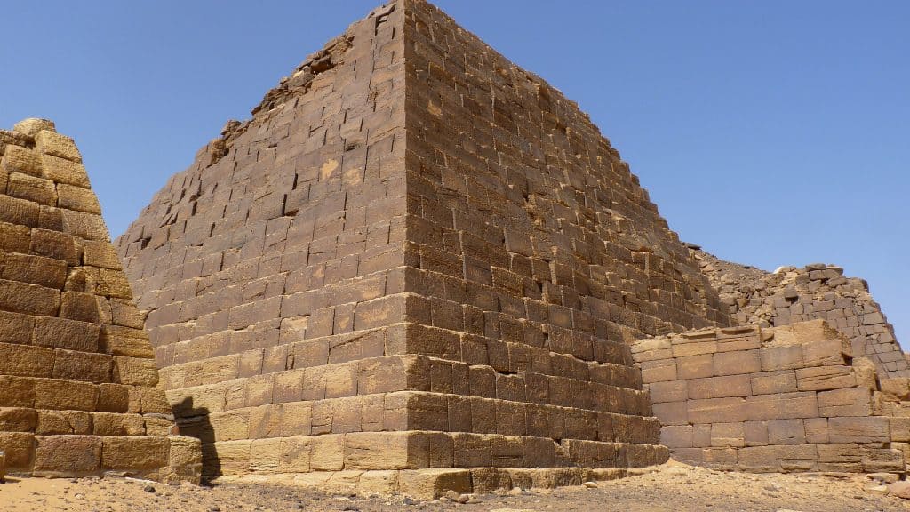 Pirâmides de Meroé, no Sudão, construídas pelo antigo Reino de Cuxe. Elas possuem um formato mais estreito e inclinado do que as pirâmides egípcias, destacando-se pela arquitetura única no meio do deserto.