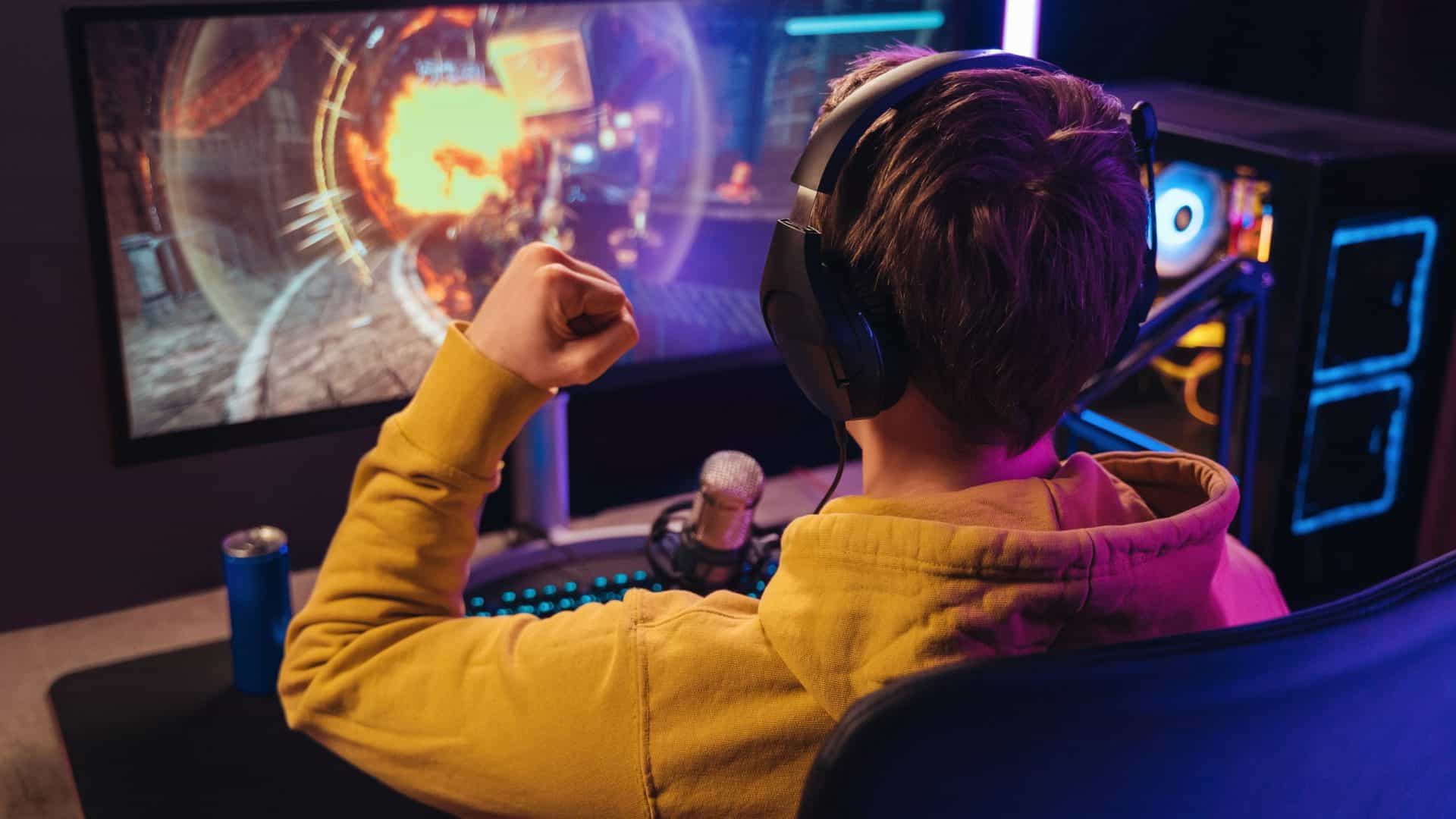 Pessoa jogando games no computador com o monitor a frente