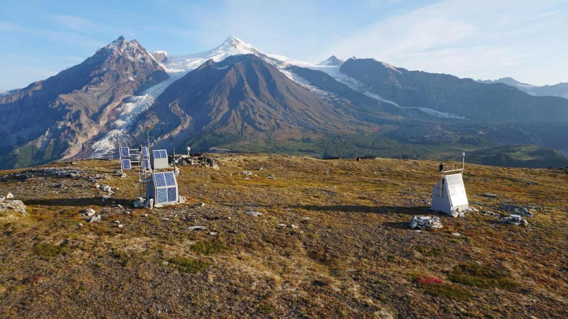 Monte Spurr sendo analisado com equipamentos geológicos