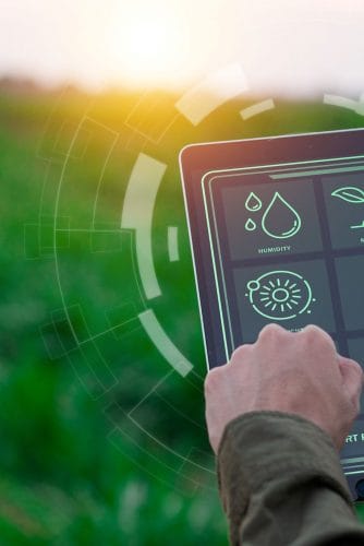 Pessoa com tablet em meio rural