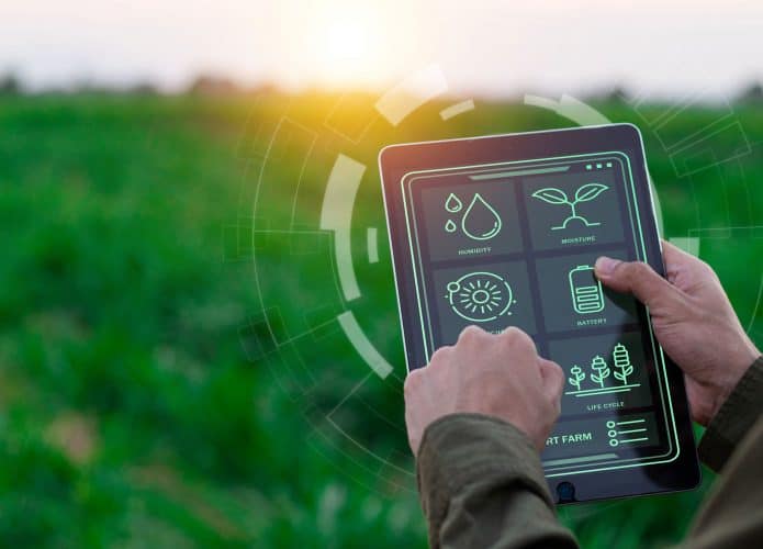 Pessoa com tablet em meio rural