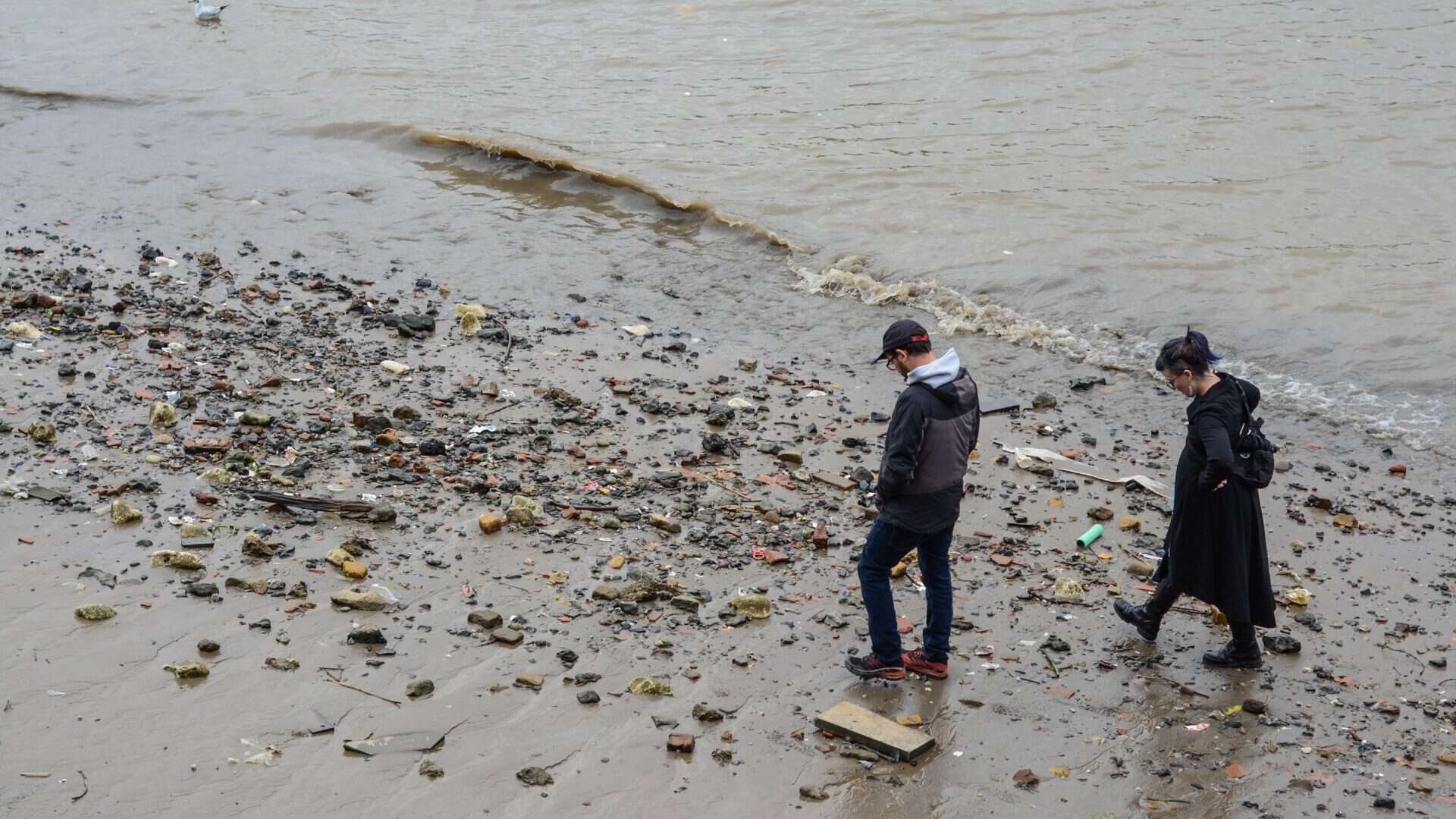 Pessoas caminhando as margens do Tâmisa