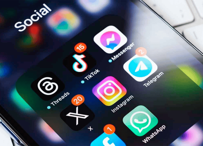 Pasta com ícones de redes sociais em tela inicial do celular
