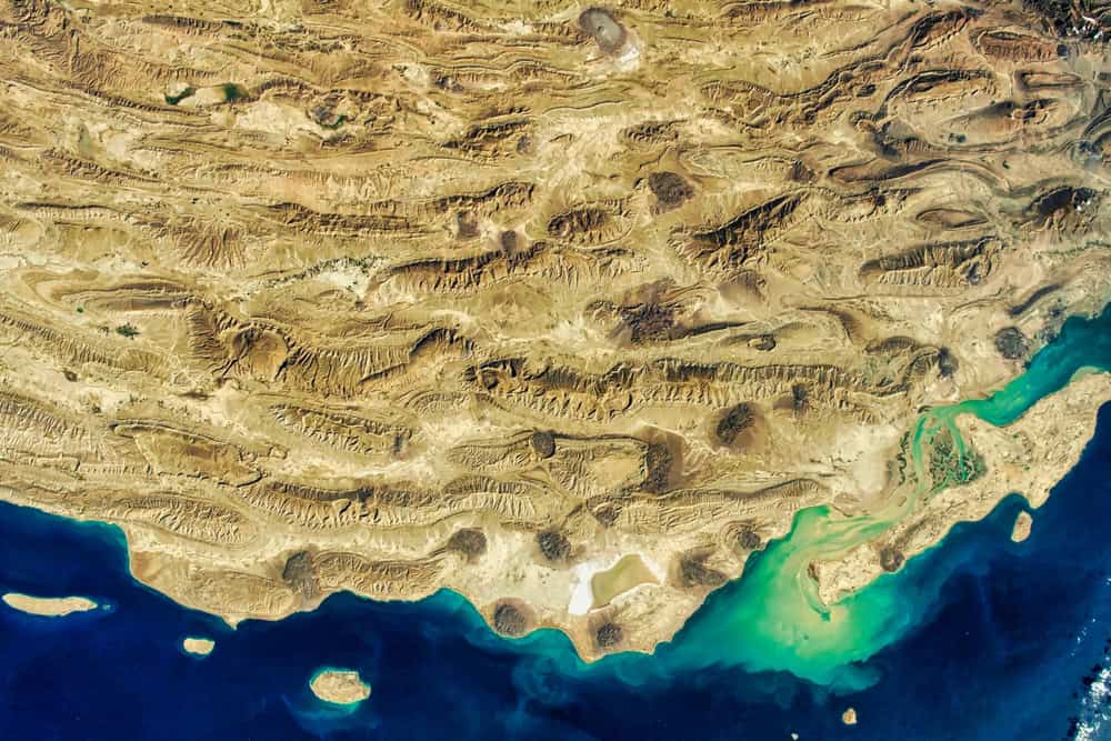 Cumes e vales das montanhas Zagros. Esta fotografia de astronauta ilustra a geologia ondulada de um segmento da cordilheira. Elementos desta imagem fornecidos pela NASA.