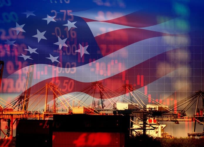 Montagem com bandeira dos Estados Unidos sobreposta em imagem de porto e linhas de ações financeiras para ilustrar tarifas