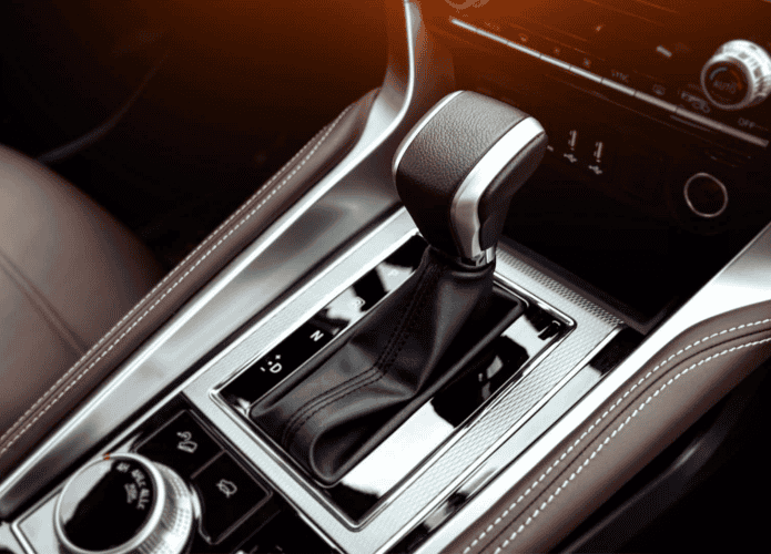 Troca-de-marchas-automtica-de-um-carro-moderno-vista-de-perto-22222-695x500.png