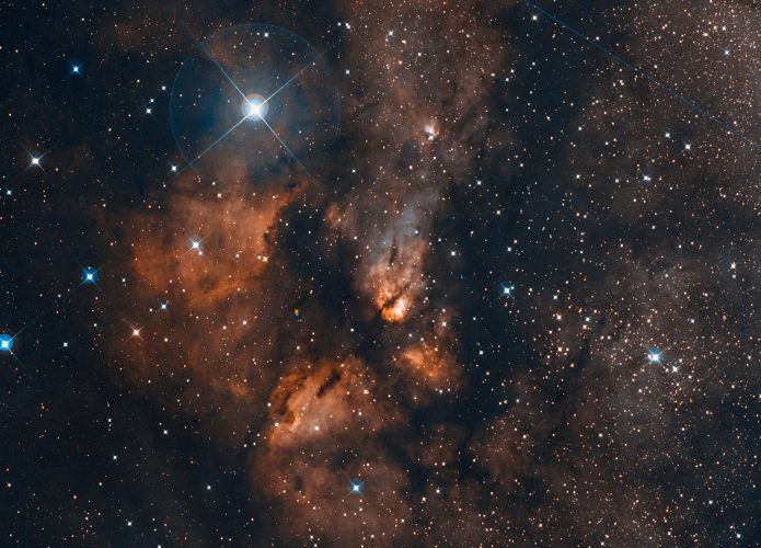 aglomerado-RCW-38-na-luz-visvel-695x500