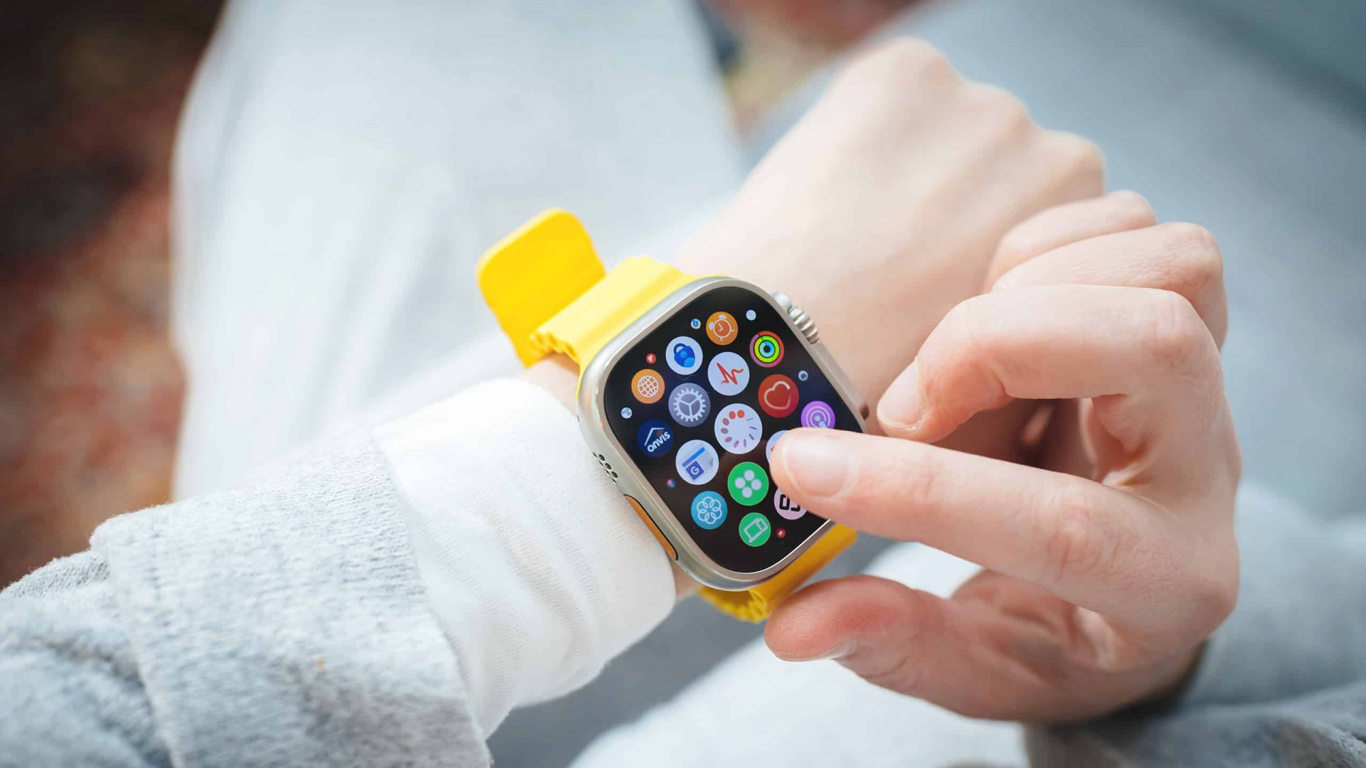 Apple Watch no pulso de uma pessoa