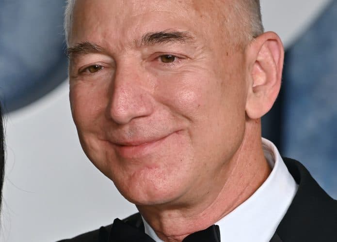 Jeff Bezos sorrindo e de terno