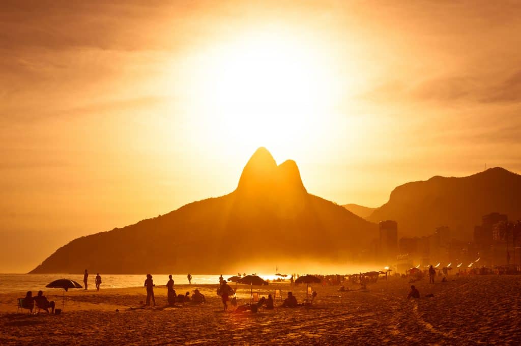 Sol forte fazendo sombra no morro do Corcovado, no Rio de Janeiro (RJ)