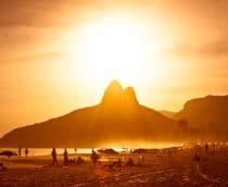 Sol forte fazendo sombra no morro do Corcovado, no Rio de Janeiro (RJ)