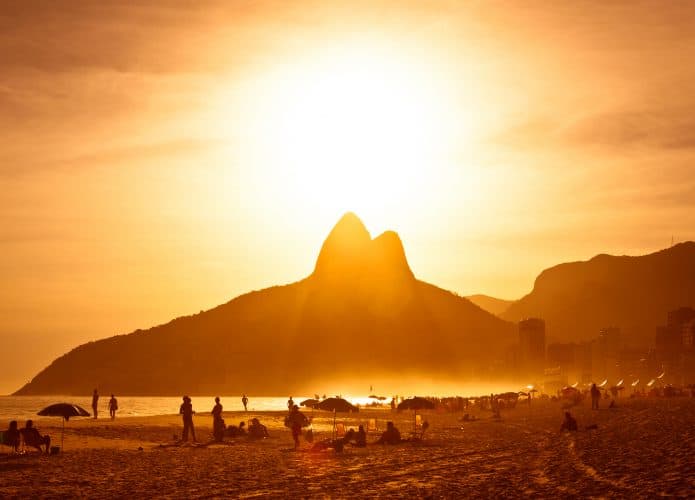 Sol forte fazendo sombra no morro do Corcovado, no Rio de Janeiro (RJ)