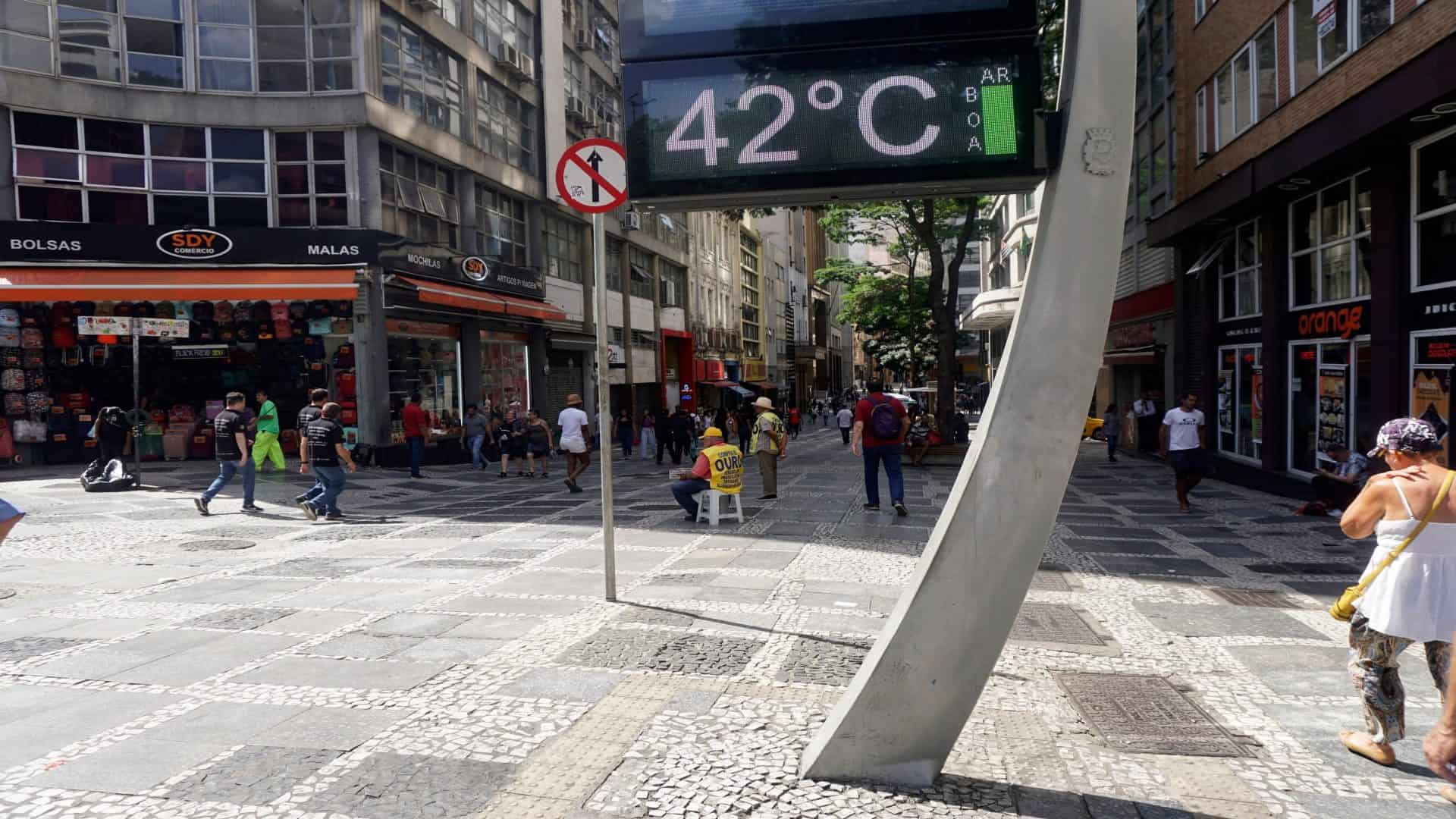 Imagem mostra relógio de rua marcando 42 graus na cidade de São Paulo, nível de calor aumenta