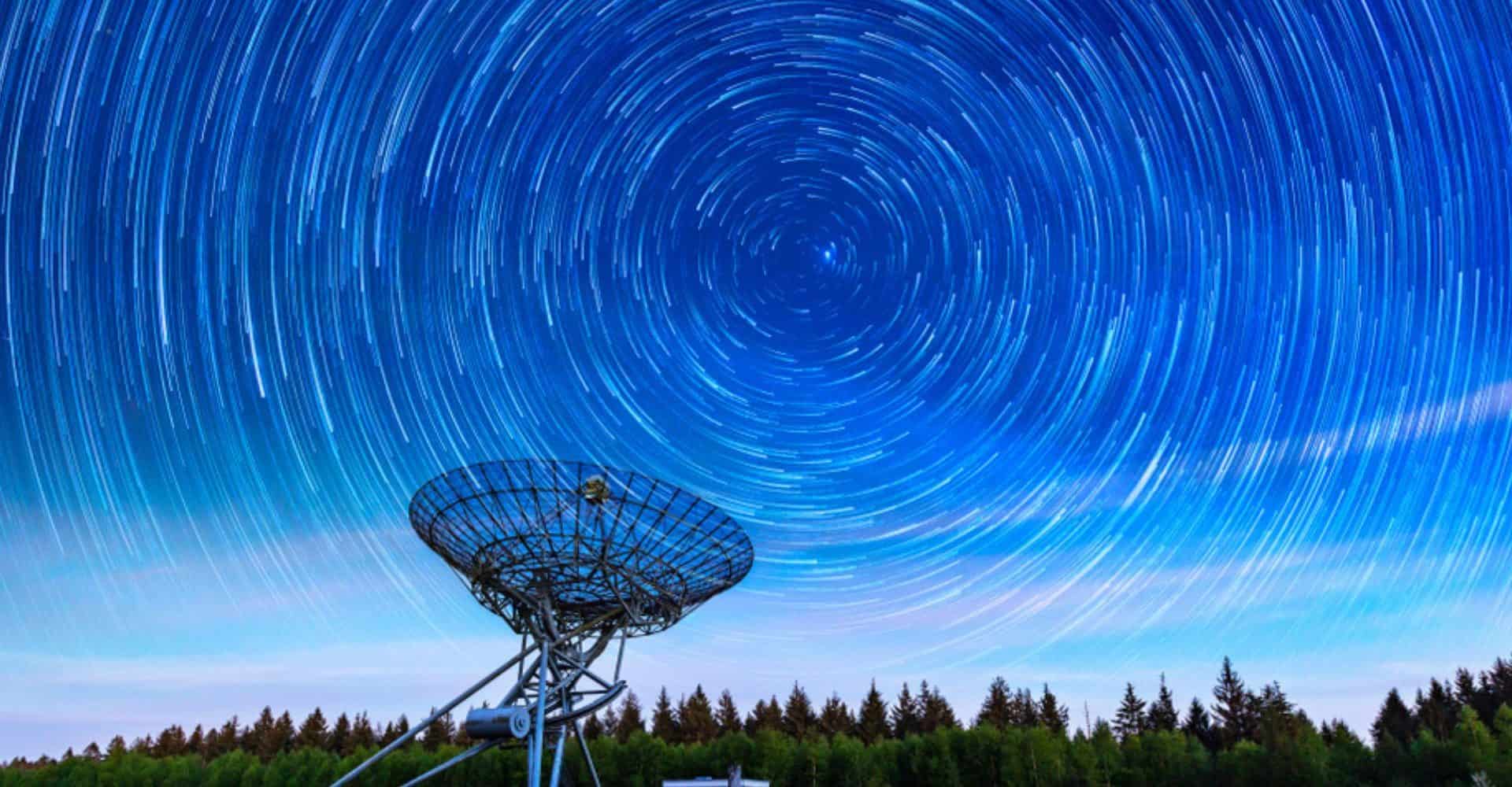 Imagem mosra radar varrendo espaço.