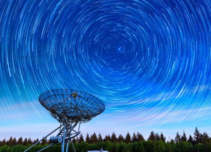 Imagem mosra radar varrendo espaço.